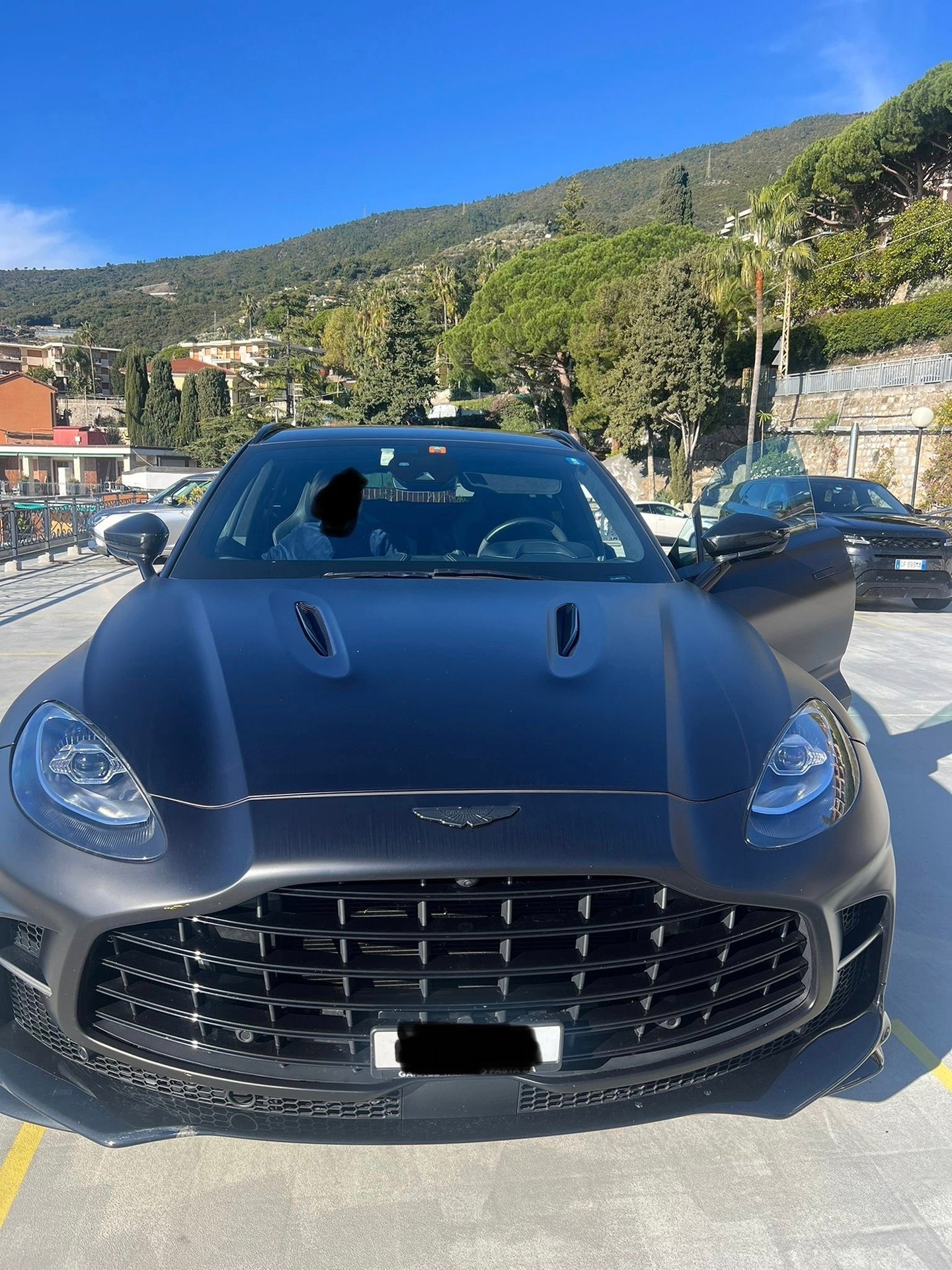 ASTON MARTIN DBX707