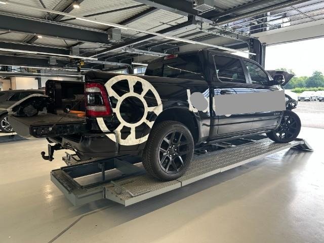 Dodge RAM 1500 Crew Cab Laramie Night Edition