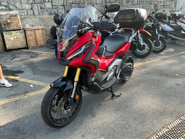 Honda X-ADV 750 ABS .