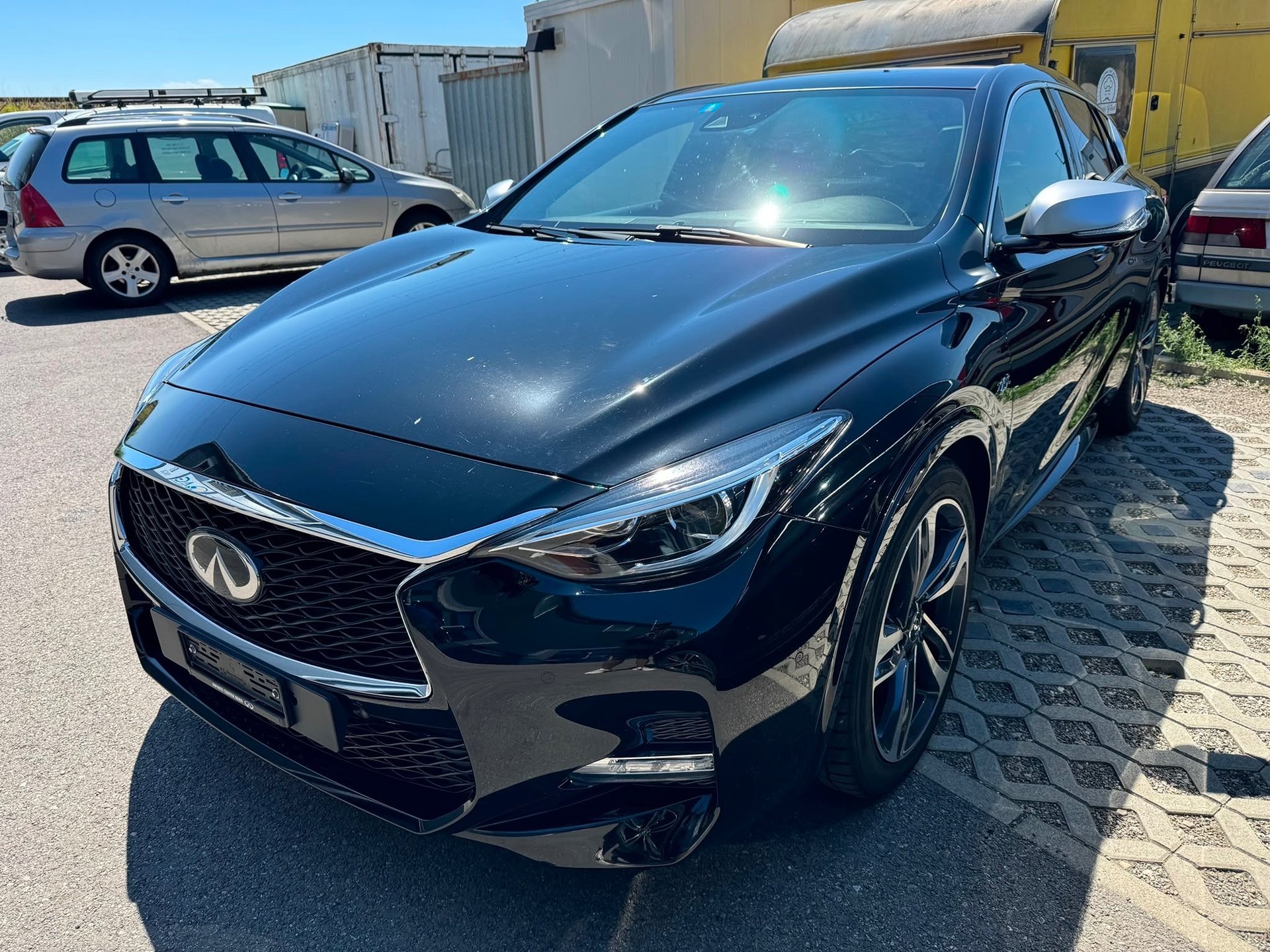 INFINITI Q30S
