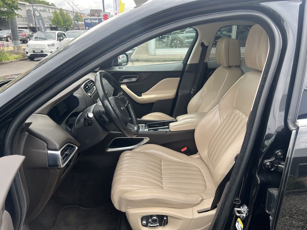 Jaguar F-Pace 2.0 T 300 Portfolio AWD