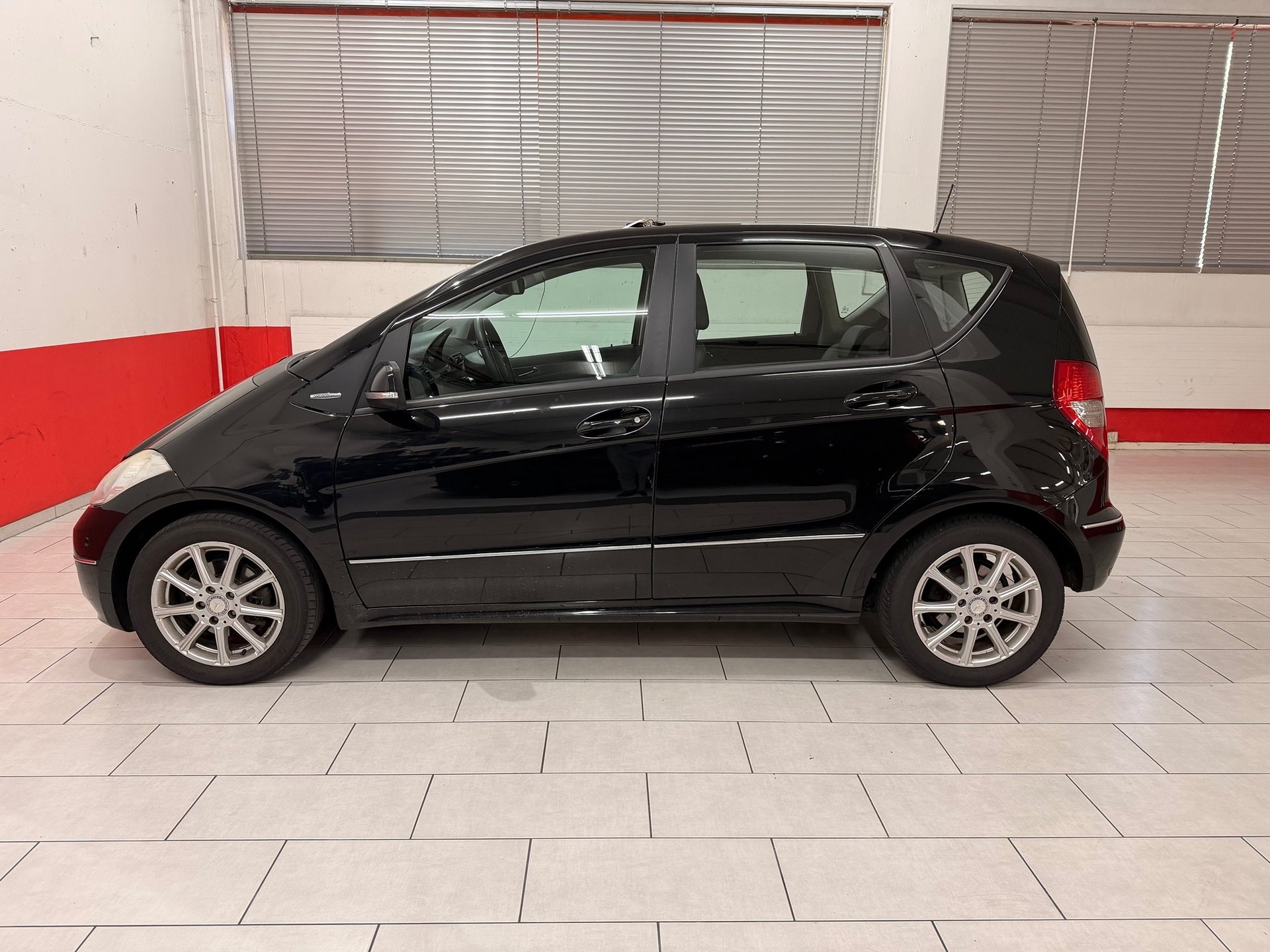 MERCEDES-BENZ A 180