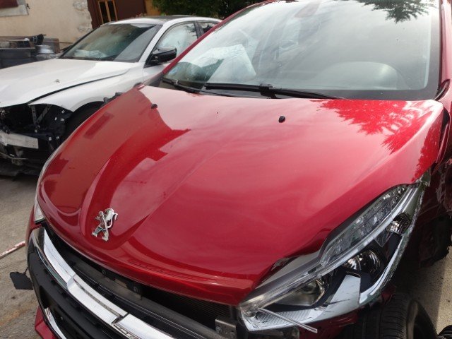 Peugeot 208 1.2 PURETECH ALLURE Limousine
