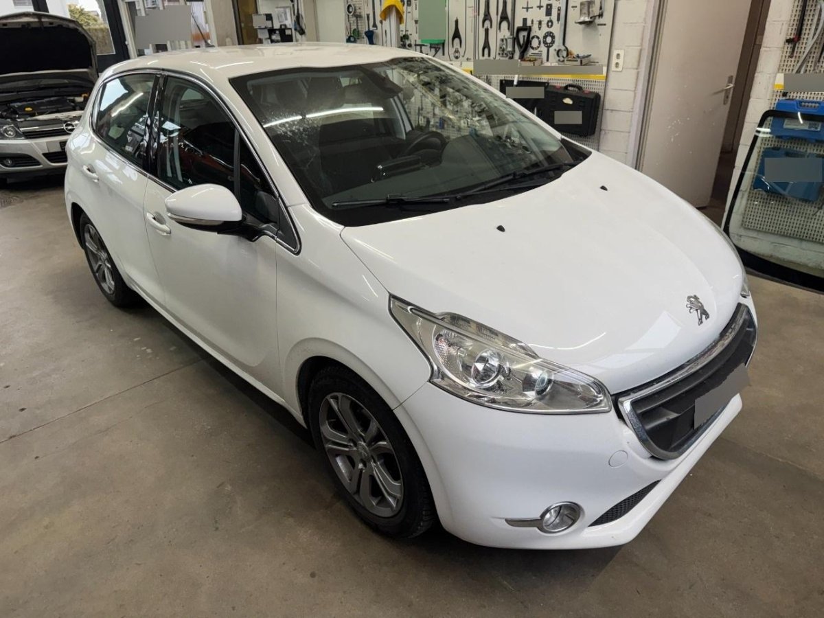 PEUGEOT 208 1.2 THP Allure, 110 HP