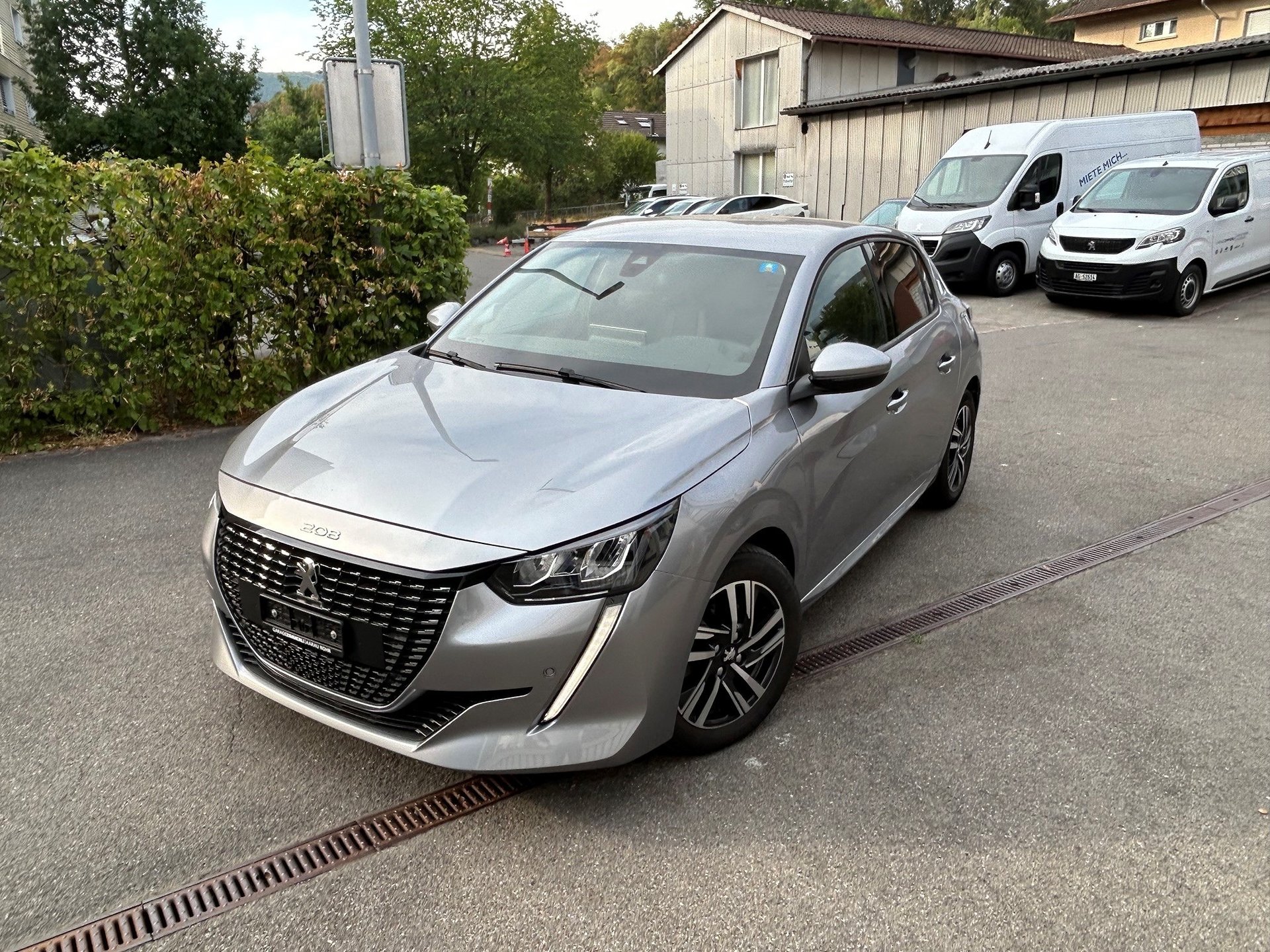 PEUGEOT 208