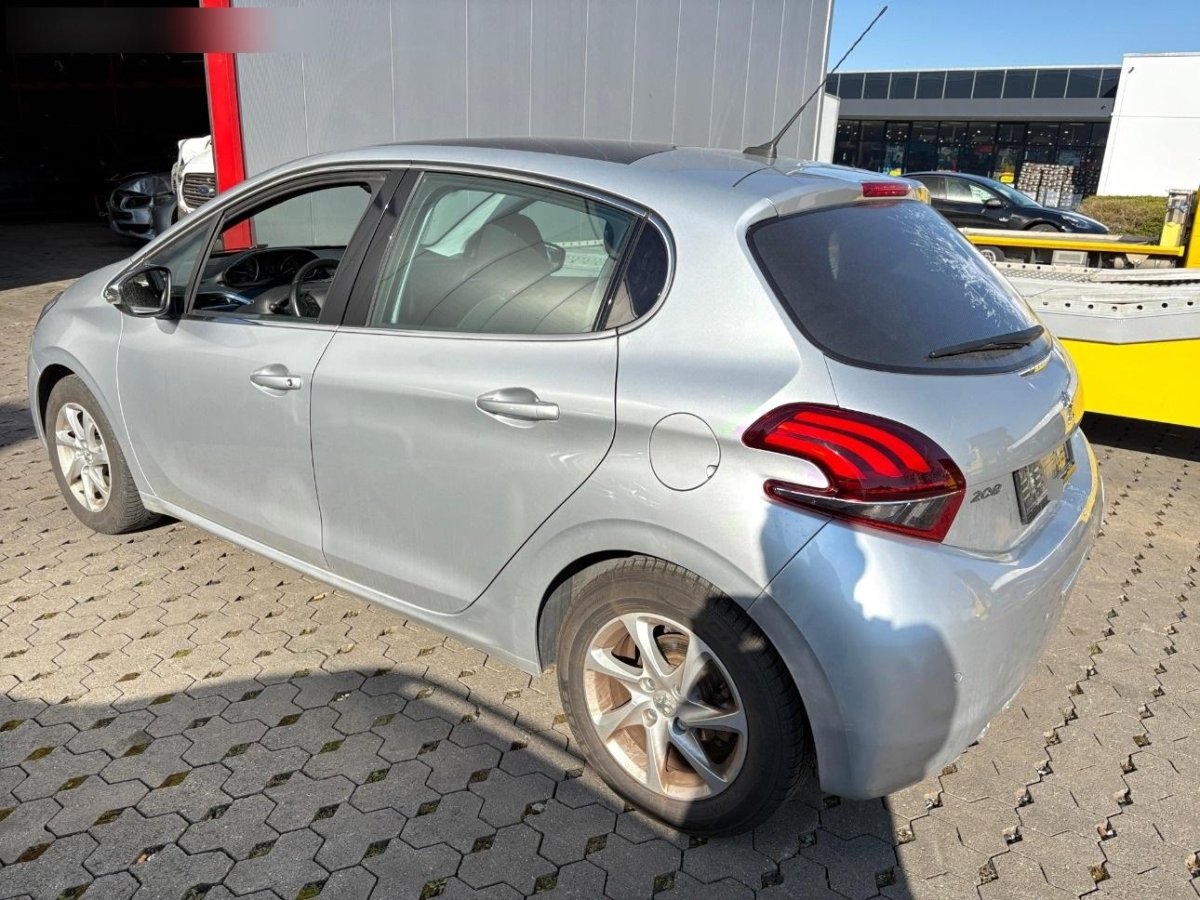 PEUGEOT 208 1.6 BlueHDi Allure, 120 HP