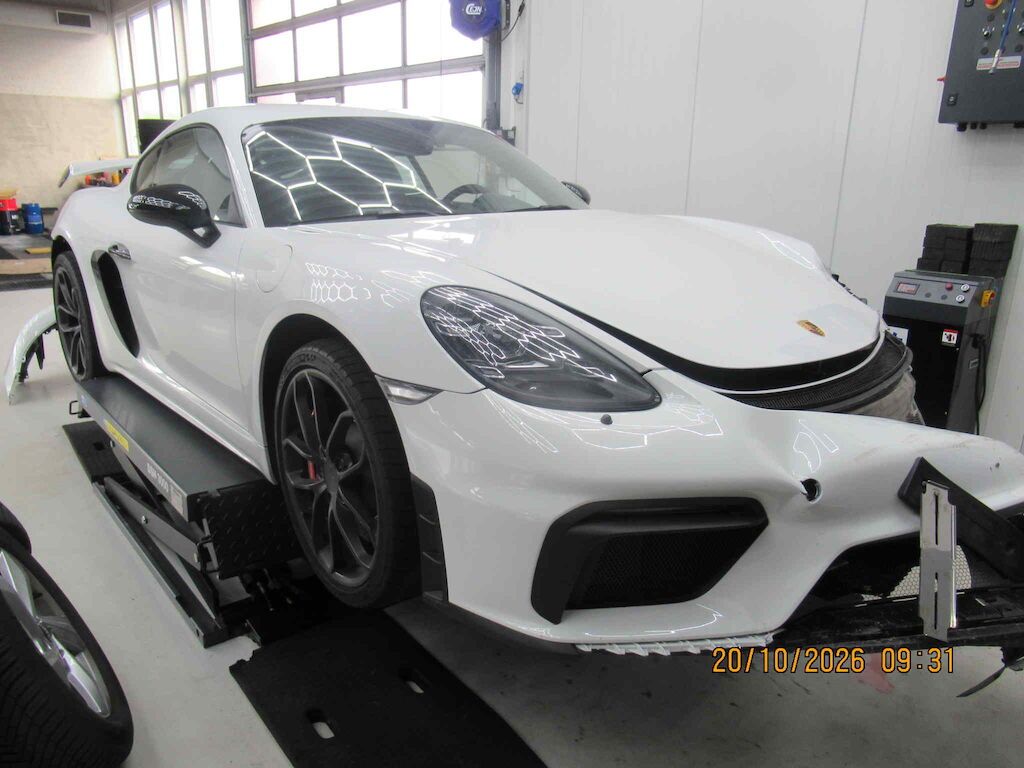 PORSCHE 718 CAYMAN GT4