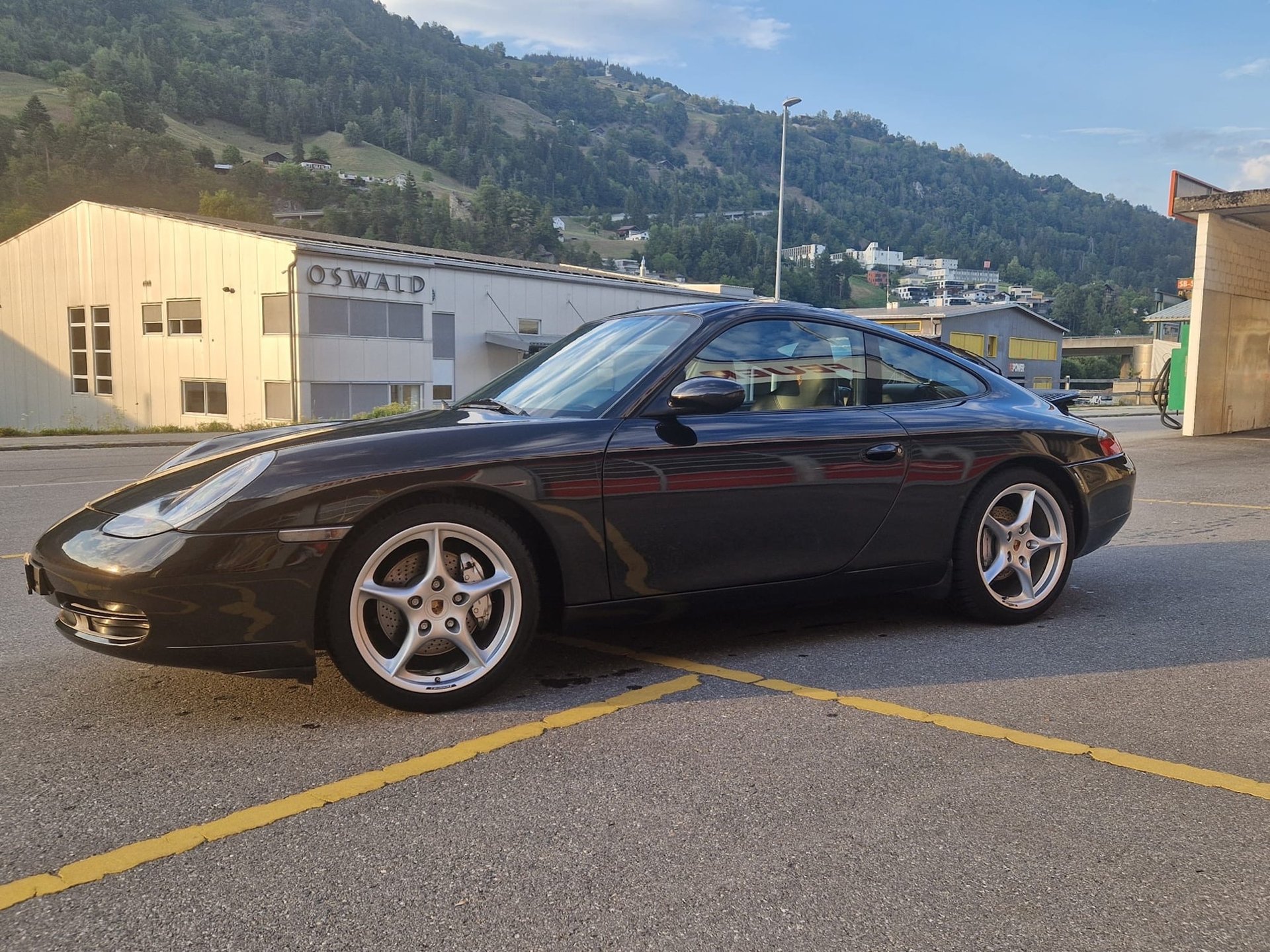 PORSCHE 911 Carrera 4