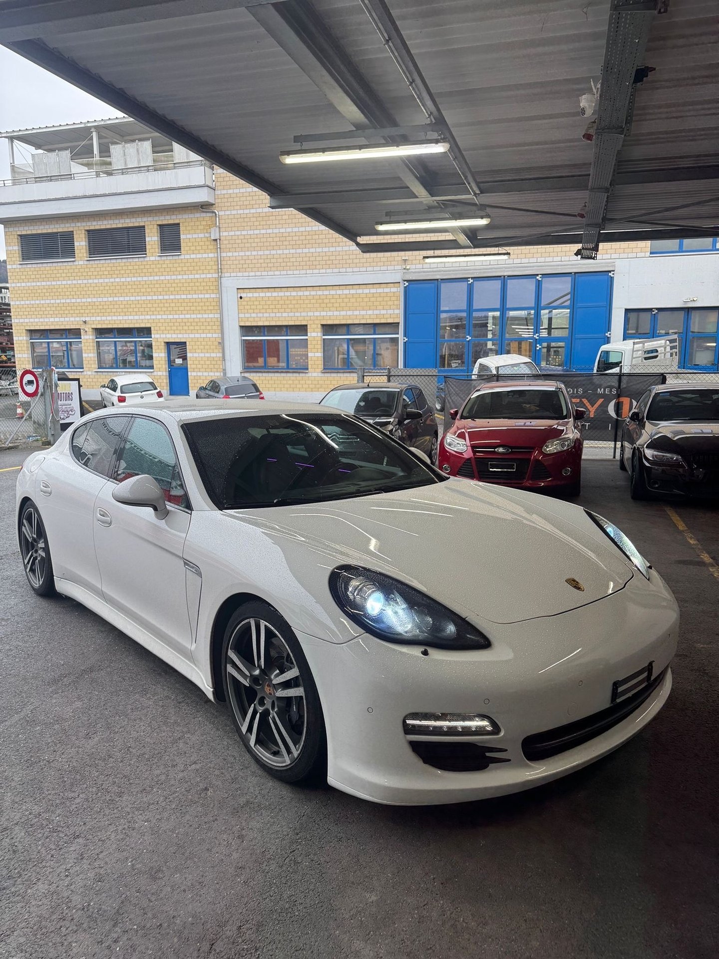 PORSCHE Panamera 4