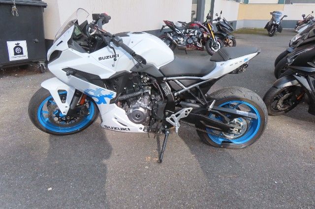 Suzuki GSX-8R .
