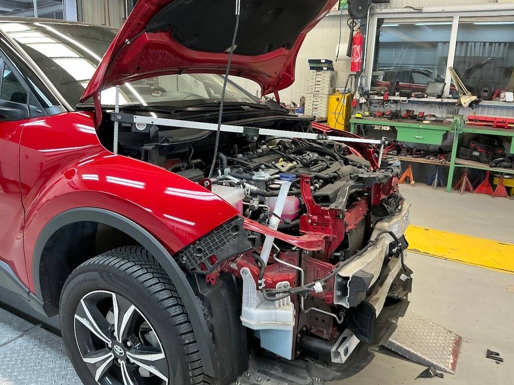 TOYOTA C-HR HYBRID B AT FWD