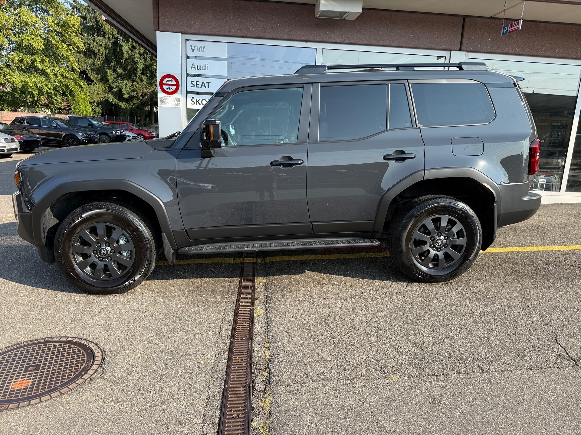 TOYOTA Land Cruiser 2.8TD Style 7-Sitzer mit AHK CH-Auto mit Garantie