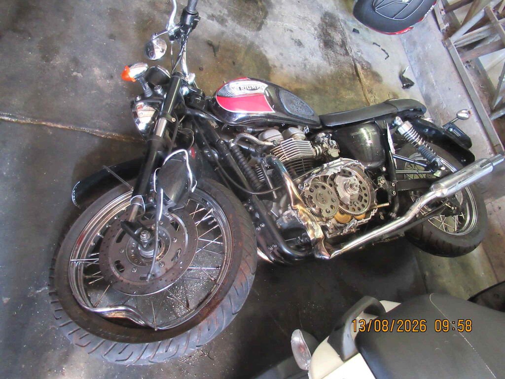 TRIUMPH BONNEVILLE 900 T100