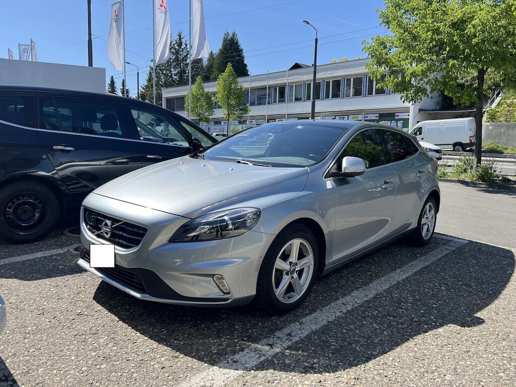 Volvo V40 2.0 D4 Momentum R-Design