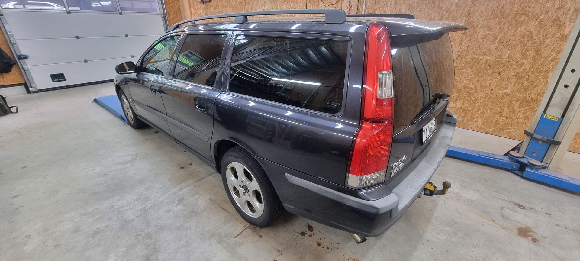VOLVO V70 D5