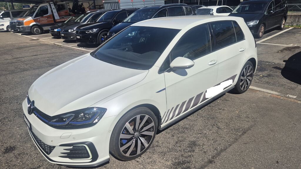 VW Golf HYBRID