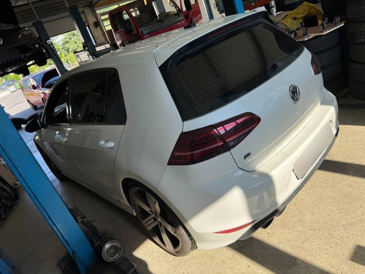 VW Golf R  2.0, 291 HP
